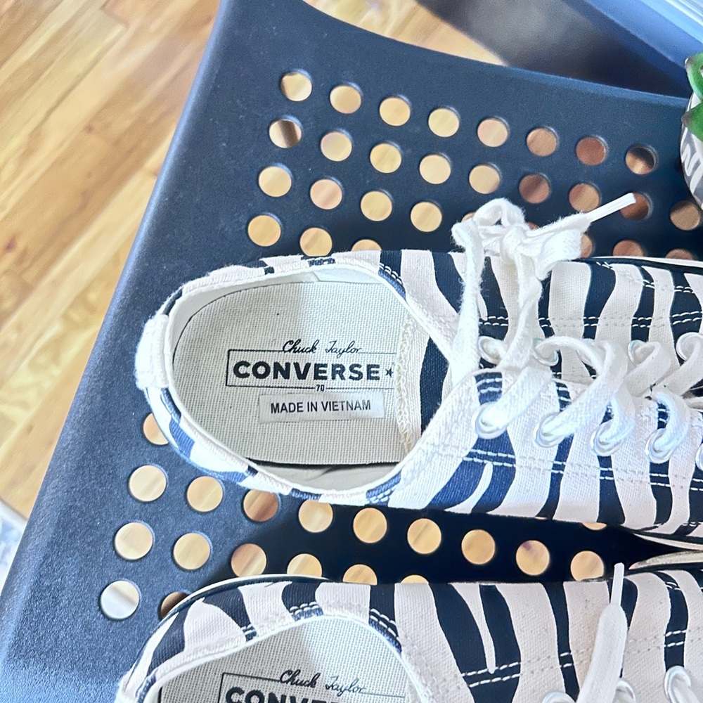 Converse zebra Chuck Taylor size 10.5 men. Preowned in excellent condition. - Picture 5 of 7